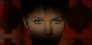 콜레트 데콩브는 영화 오르가스모(1969)의 한 장면으로, 세련된 시각적 요소와 눈에 대한 클로즈업을 강조한 예시이다.