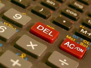 손으로 들고 사용하는 계산기의 버튼