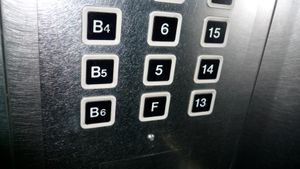 4층이 "F"로 표시되어 있고, 13층은 평소대로 표시되어 있음