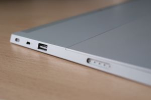 서피스 2의 오른쪽 측면에 있는 포트