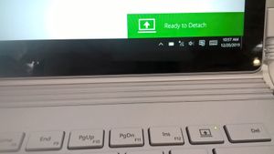 서피스 북으로 사용자가 화면 부분을 키보드 부분에서 분리할 수 있습니다