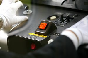 JR 서일본의 221계 전동차에 있는 EB 리셋 스위치