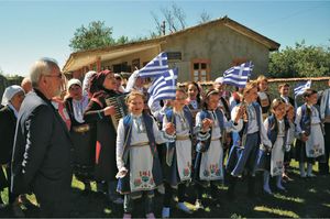 그리스 국기를 흔드는 크림 반도의 우룸인 그룹