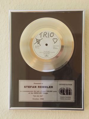 트리오의 "Da Da Da" 플래티넘 레코드, 1982년 10월 캐나다 녹음 산업 협회 발행