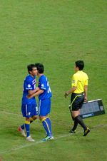 티라신 댕다(왼쪽)와 차트리 침탈라이(2014년 FIFA 월드컵 예선 – AFC 3라운드 오만과의 경기, 2011년 라자망갈라 국립 경기장)