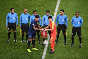 티라신, 정즈와 2019년 AFC 아시안컵에서 악수하는 모습