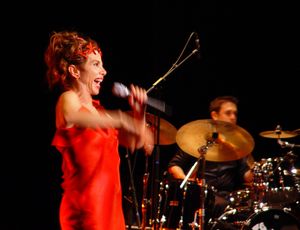 2006년 무대에서 공연하는 빅토리아 아브릴.