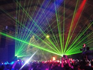 2011년 카니예 웨스트 쇼의 눈부신 조명 효과