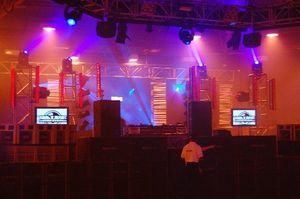 'The Tuesday Club'에서 무빙 헤드, 제네릭 및 LED 조명기구를 포함하는 장비의 예