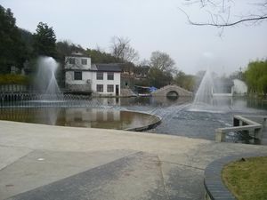 이싱에는 사진에 보이는 호수를 포함한 많은 호수가 있다.