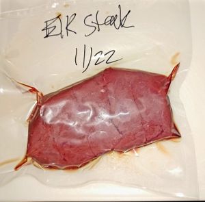 진공 포장된 야생 엘크 고기 조각