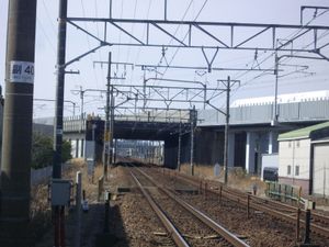 니시야이즈역 동쪽의 고카보리 선로 육교