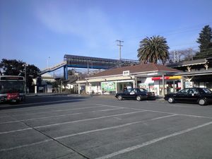 마나즈루역 앞. 뒤쪽에 육교가 보인다.