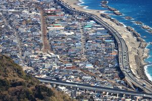 서쪽에서 바라본 역 주변