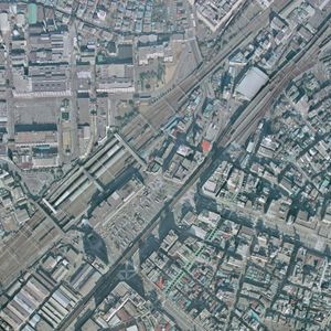역 주변의 항공 사진 (1975년 1월 3일 촬영)국토교통성 국토지리원 [https://mapps.gsi.go.jp/ 지도·항공 사진 열람 서비스]의 항공 사진을 기반으로 제작