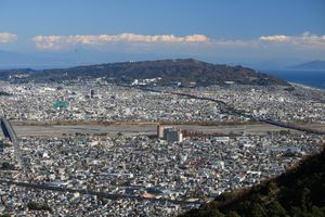 초센이와에서 바라본 아베카와역(중앙 앞)과 그 주변, 앞쪽에 평행하는 도카이도 신칸센, 중앙에 아베강, (왼쪽 끝에 시도 마루코 이케다 선의 시즈오카 대교, 오른쪽 끝에 토메이 고속도로의 아베카와 다리, 중앙 뒤쪽에 니혼다이라)