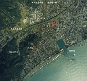 모치무네역 주변의 항공 사진. 국토교통성 국토지리원 [https://mapps.gsi.go.jp/ 지도·항공 사진 열람 서비스]의 항공 사진을 기반으로 작성 1988년.