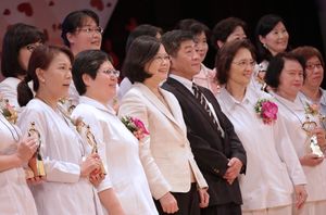 차이잉원 총통이 보건복지부 장관과 함께 국제 간호사의 날 행사에 참석하다.