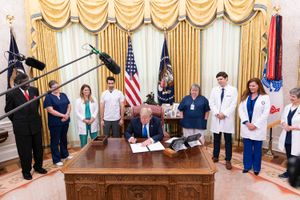 미국 대통령 도널드 트럼프가 2020년 5월에 전국 간호사의 날을 기념하는 선언문에 서명하고 있다.