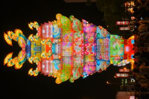 안도 지카스에의 이름을 따서 지은 노시로 칠석의 성곽형 등롱 지카스에(愛季).