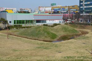 분구(왼쪽 앞이 전방부, 오른쪽 뒤가 후원부)