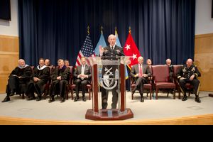 고위 지도자들이 학교에서 강연하고 있다.