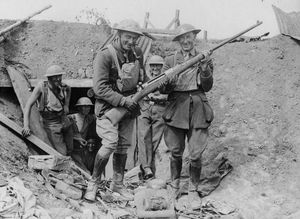 노획한 마우저 1918 T-게베어를 든 영국 장교 두 명