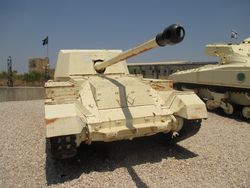 영국군 아처 대전차 자주포. 밸런타인 전차 차체를 기반으로 제작되었다.