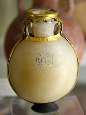 순례자 병. 19왕조, 람세스 2세와 네페르타리의 카르투슈가 새겨진 앨러배스터, 금으로 장식하고 은발을 덧댄 병. 테베, 이집트에서 출토. 런던, 이집트 고고학 페트리 박물관