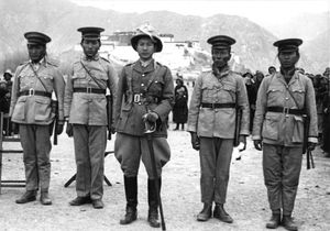 1938년 라싸의 포탈라 궁 근처에서 열린 신년 군사 퍼레이드에 참가한 티베트 군인과 장교