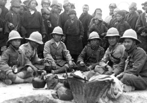 1938년 신년 군사 퍼레이드 중 티베트 소금 버터 차를 즐기는 티베트 육군 장교들