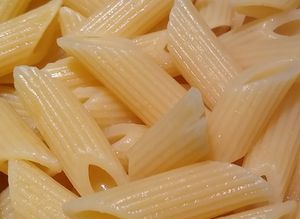 조리된 mezze penne rigate, 표면의 굴곡이 보인다