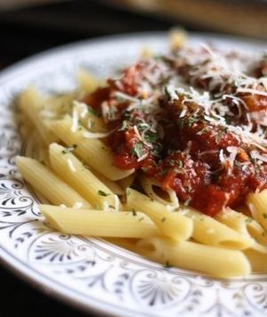 미트 소스를 얹은 펜네