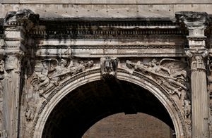 아치 스팬드럴에 있는 날개 달린 승리 여신 (빅토리아).