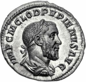 푸피에누스의 데나리우스. 명문: "IMP C M CLOD PUPIENUS AUG"