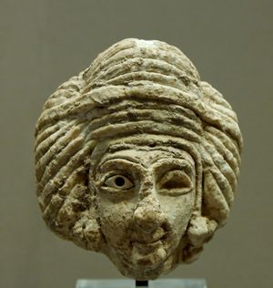텔 아스마르에서 출토된 여성 두상