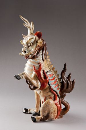 용의 머리와 비늘 덮인 몸체, 사자의 꼬리, 사슴의 갈라진 발굽을 가진 도자기 기린, 신성한 불꽃으로 몸을 감싸고 있다. 청나라, 18세기 중반.