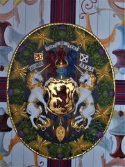 스털링 성의 왕실 문장과 엉겅퀴 훈장