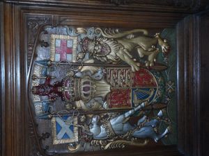 성 자일스 대성당 내 엉겅퀴 예배당에 있는 왕실 문장