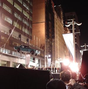 영화 촬영 중 슈퍼맨에 의해 공중에 떠 있는 머스탱. 이 장면은 액션 코믹스#1에 대한 오마주이다.