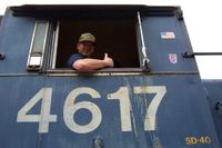 미국의 철도 동호인이 철도 운영 회사의 허가를 받아 디젤 기관차 운전실에 들어간 모습