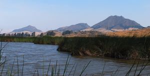 세 개의 나인 모로스, 세로 로마울도, 촘쉬 피크, 비숍 피크 (오른쪽) 표시