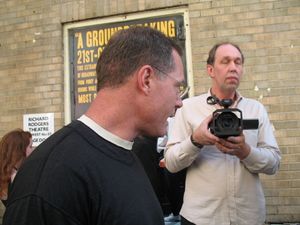 베게, 2008년 5월 29일 뉴욕시에서 열린 사이언톨로지 반대 시위에 참석