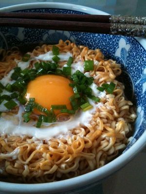 달걀과 파를 곁들여 조리한 치킨 라멘