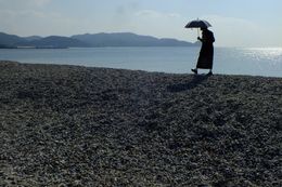 오프닝에서 히로인 후쿠코(안도 사쿠라)가 해변에서 자유롭게 움직이는 타이틀 백 영상에 사용된 후키아게 해변