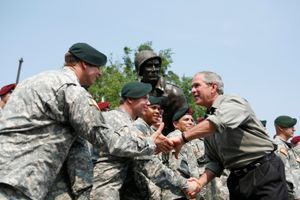 2006년 7월 4일, 조지 W. 부시 대통령이 노스캐롤라이나 포트 브래그에서 열린 독립 기념일 행사에서 연설한 후 미 육군 공수 부대와 특수 부대 장병들을 만나는 모습.