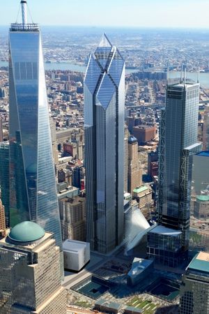 노먼 포스터(Norman Foster)의 초기 디자인은 기념관을 향해 경사진 다이아몬드 모양의 크라운을 특징으로 했다.