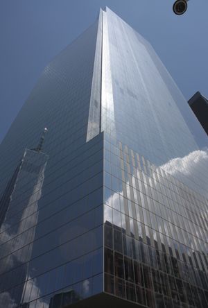 원 월드 트레이드 센터의 반사가 비치는 서쪽 및 남쪽 파사드