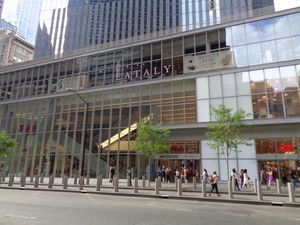 Church Street의 소매점 정면 및 동쪽 입구