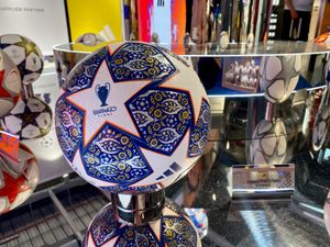 2024년 런던에서 전시된 결승전에서 사용된 아디다스(Adidas) 공의 예시